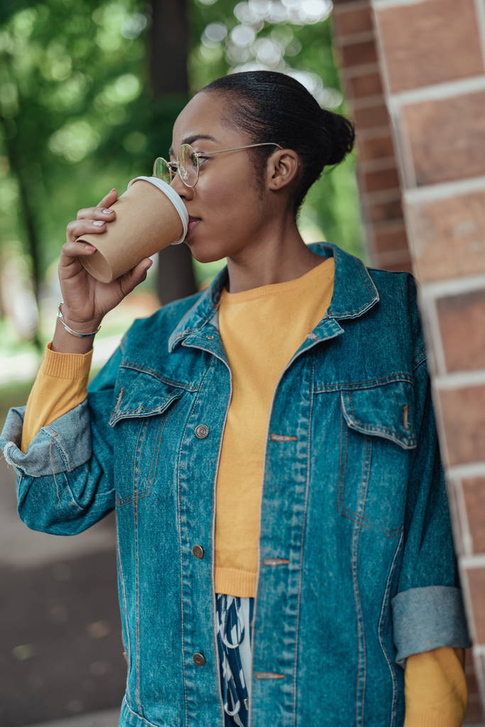 Jeune femme afro-américaine buvant du café dans une tasse en papier
 - Photo, image