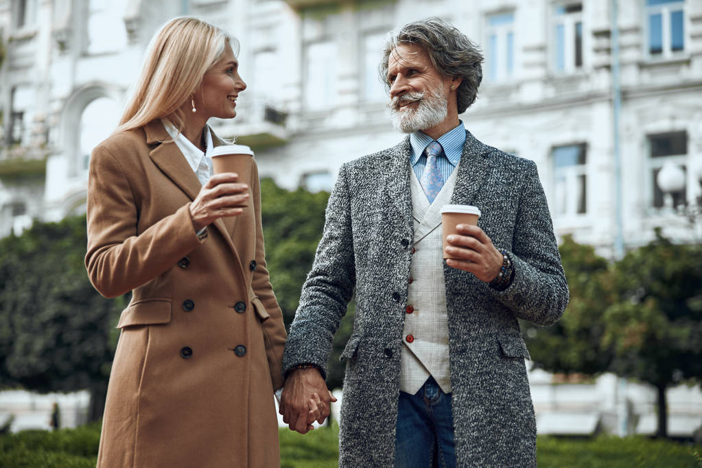Ältere Paare genießen Kaffee zu gehen Aktienfoto - Foto, Bild