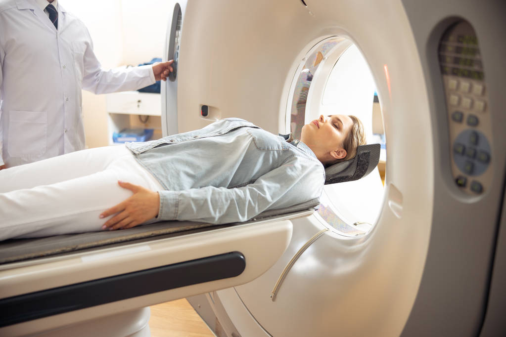 Jonge vrouw krijgt CT-scan in radiologie Clinic - Foto, afbeelding