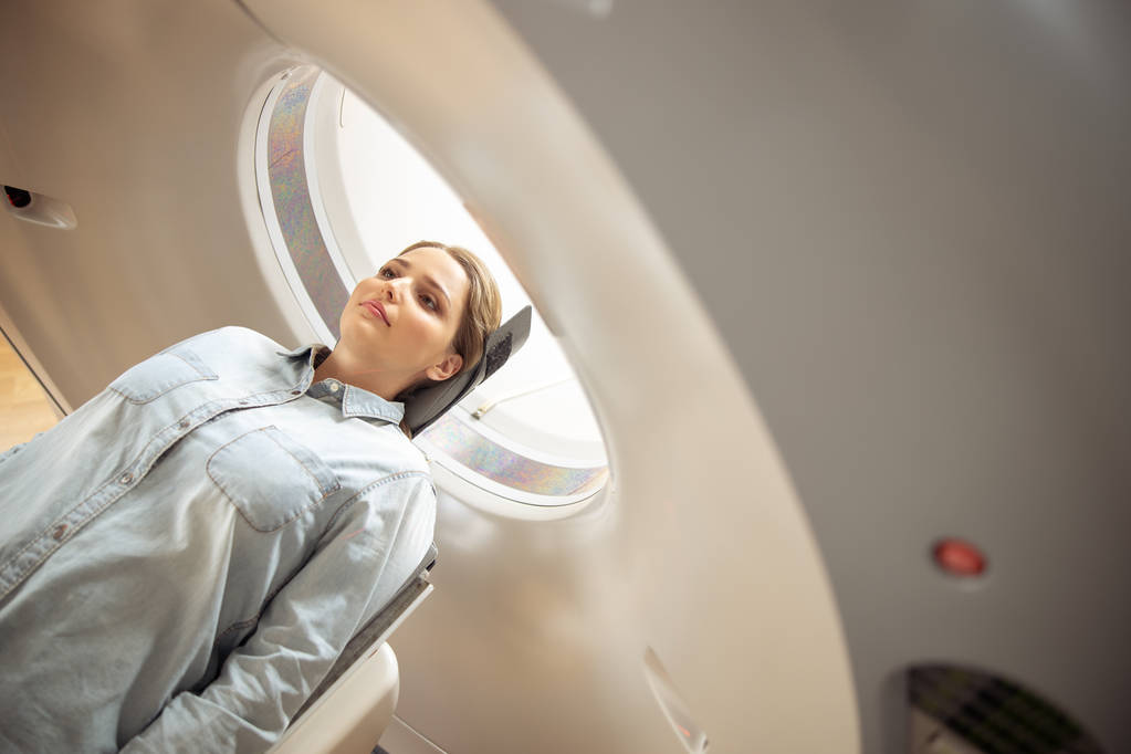 Hermosa joven que se hace una tomografía computarizada en clínica de radiología
 - Foto, Imagen