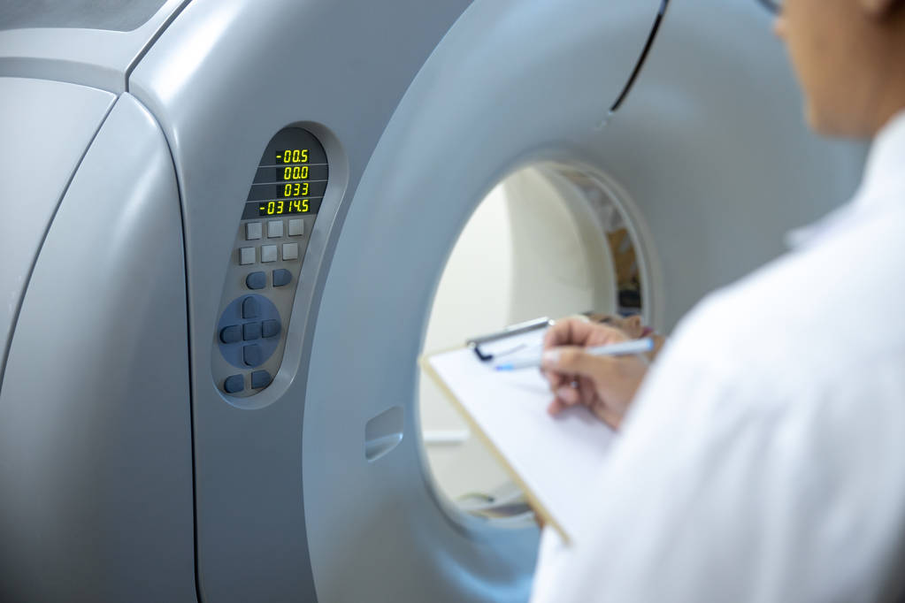 Doktor analyzuje výsledky testu CT scan na klinice radiologie - Fotografie, Obrázek
