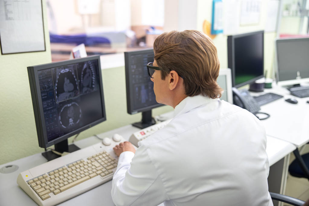 Arts controleren resultaten van CT scanprocedure - Foto, afbeelding