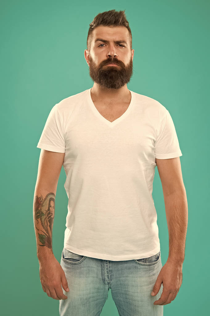 Sérieux et sérieux. Mode barbe et concept de coiffeur. Homme barbu hipster barbe élégant fond turquoise. Les pointes de barbier maintiennent la barbe. Barbe élégante et soin de la moustache. Apparence de hipster
 - Photo, image