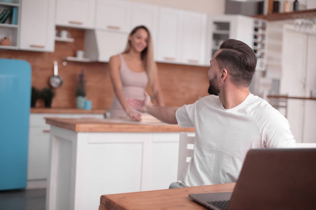 jong getrouwd stel communiceert in hun keuken - Foto, afbeelding