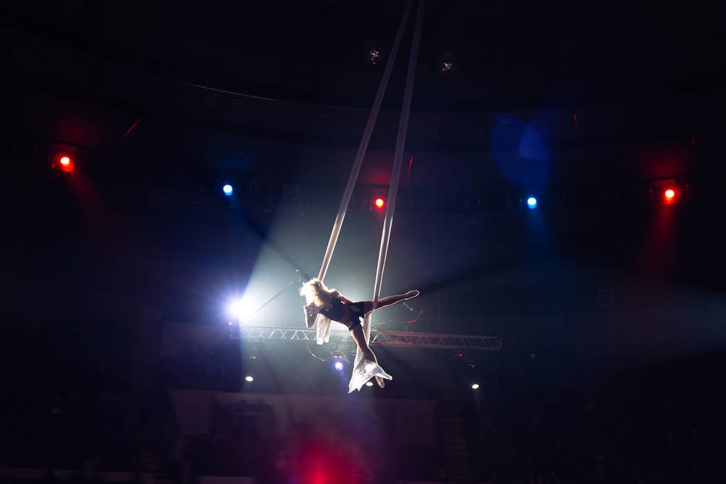 Mädchen-Luftakrobatik in der Zirkusarena. - Foto, Bild