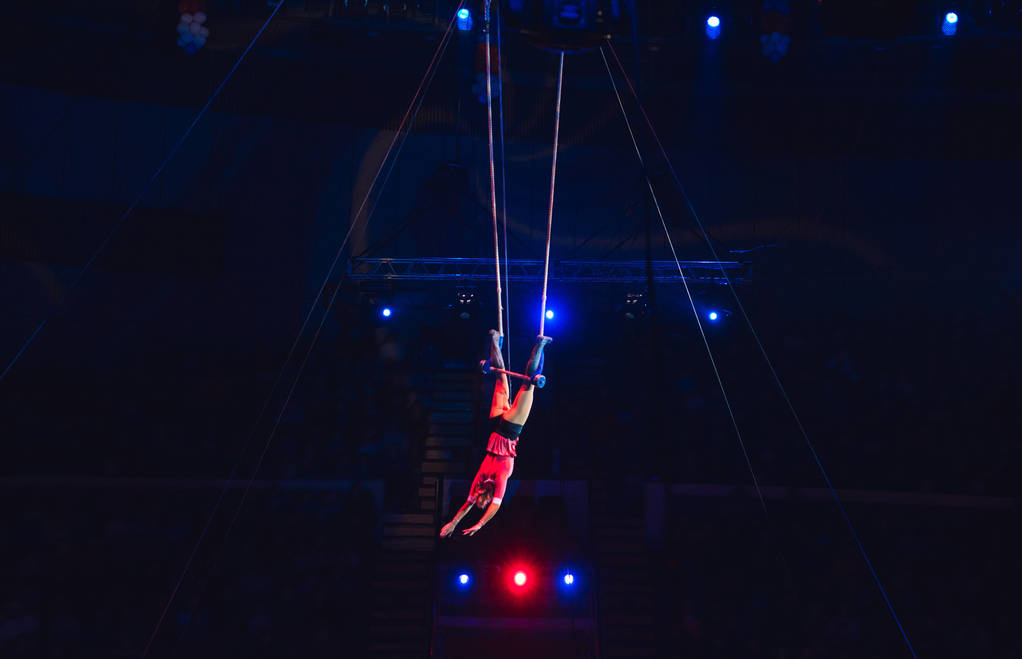 Mädchen-Luftakrobatik in der Zirkusarena. - Foto, Bild