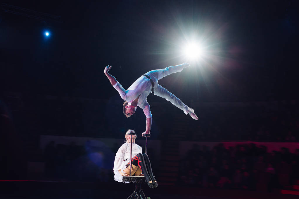 Pareja acrobacias aéreas en la arena del circo
. - Foto, Imagen