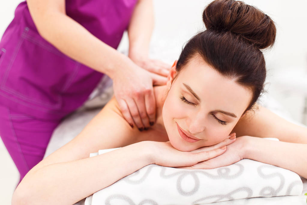 Linda morena em uma massagem em um spa
 - Foto, Imagem