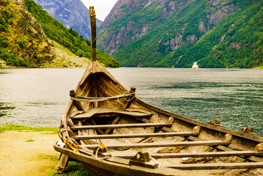 フィヨルドの古いバイキングボートとフェリーボート, ノルウェー - 写真・画像