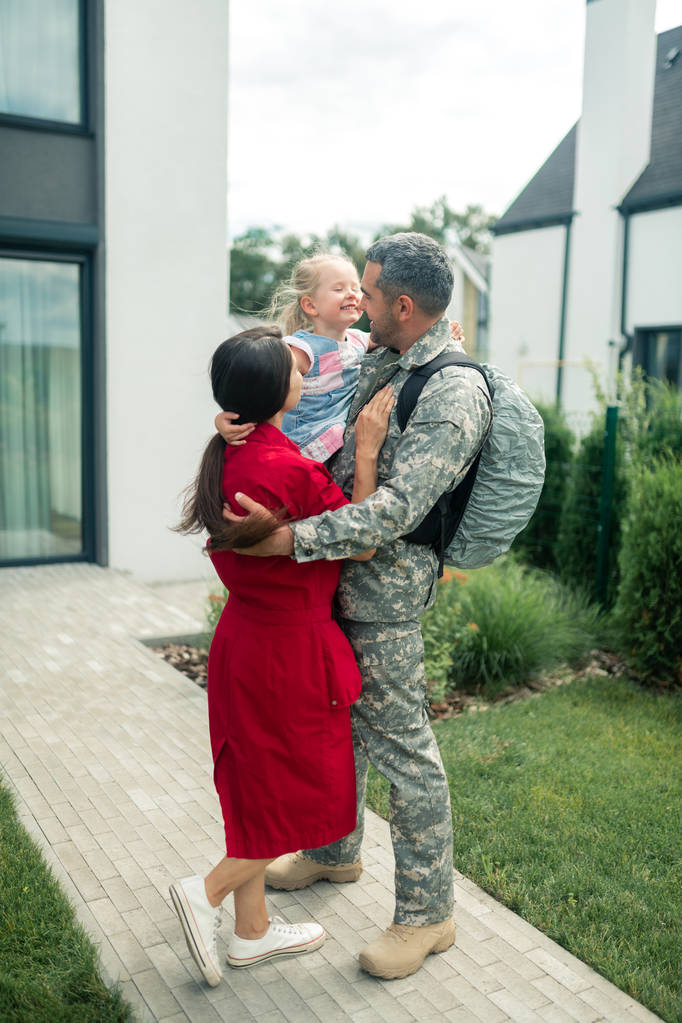Famiglia dopo il ricongiungimento mentre il marito torna dal servizio militare
 - Foto, immagini