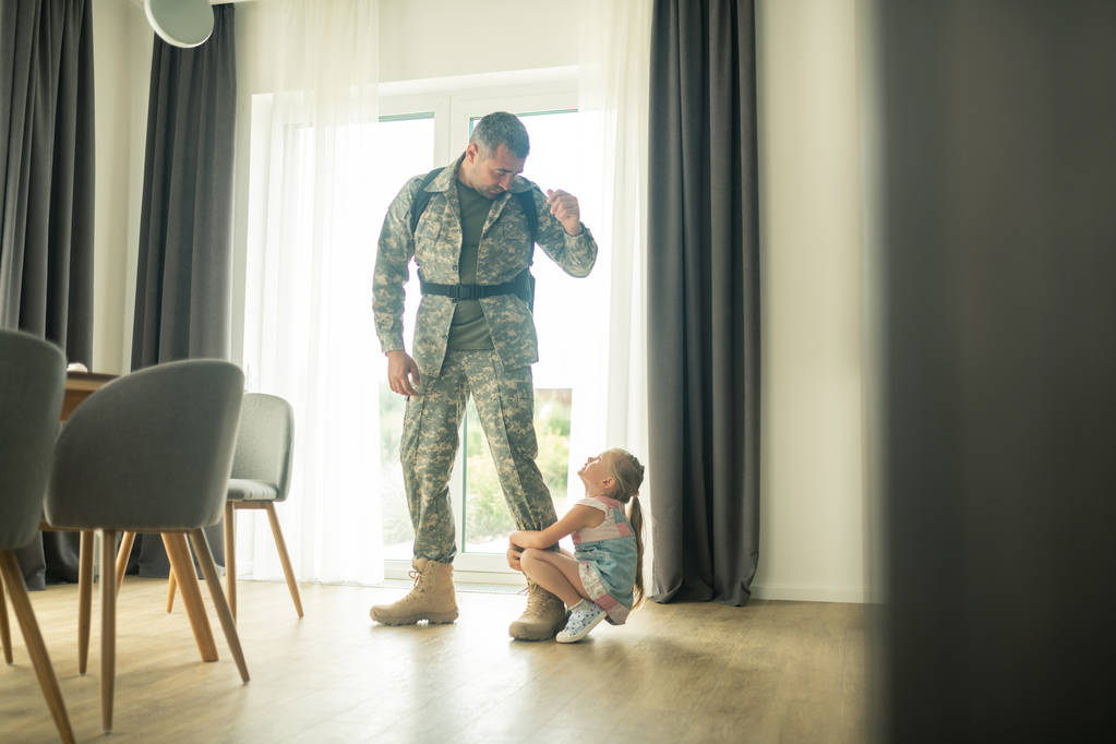 Asker yakında geri dönerken kızını sakinleştiriyor - Fotoğraf, Görsel