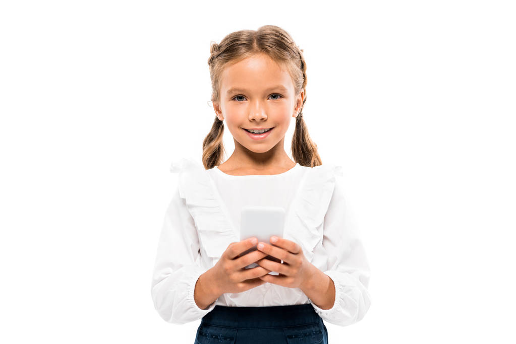 niño alegre usando teléfono inteligente aislado en blanco
  - Foto, imagen