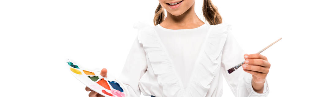панорамный снимок положительного ребенка с красочной палитрой акварели, изолированной на белом
  - Фото, изображение