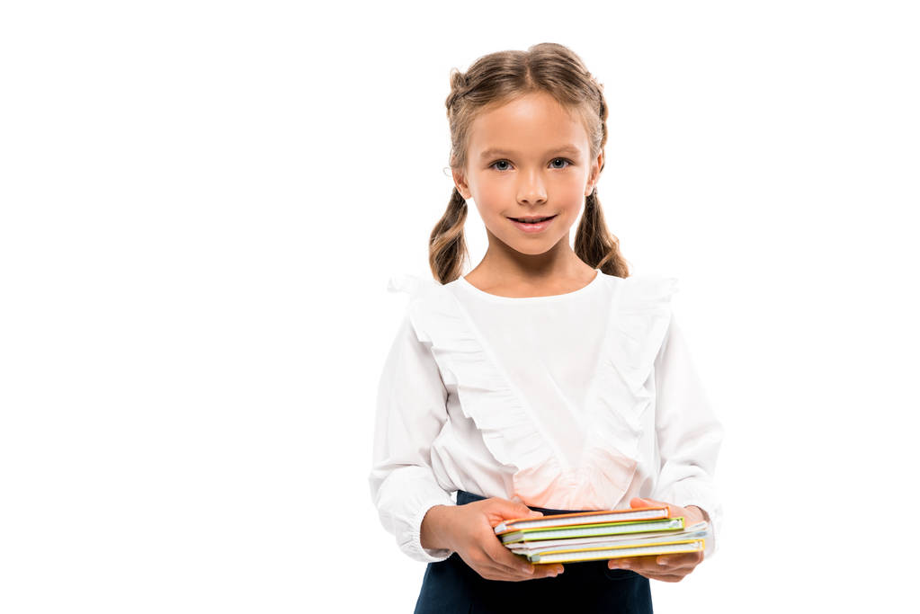 niño alegre sosteniendo libros aislados en blanco
  - Foto, imagen