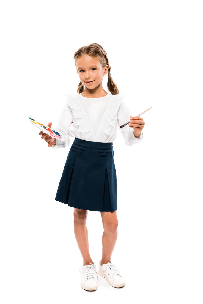 позитивна дитина тримає барвисту акварельну палітру ізольовано на білому
  - Фото, зображення