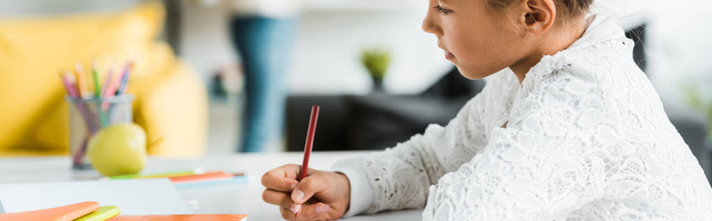 colpo panoramico di disegno bambino carino con matita di colore
  - Foto, immagini
