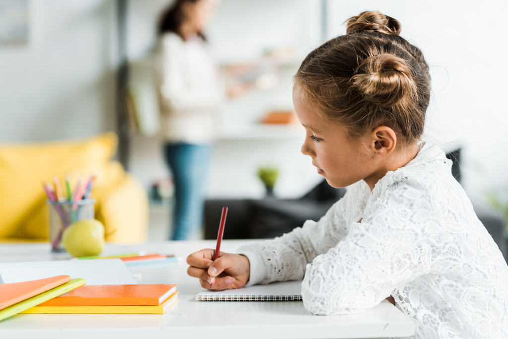 вибірковий фокус милого малюнка дитини з кольоровим олівцем
  - Фото, зображення