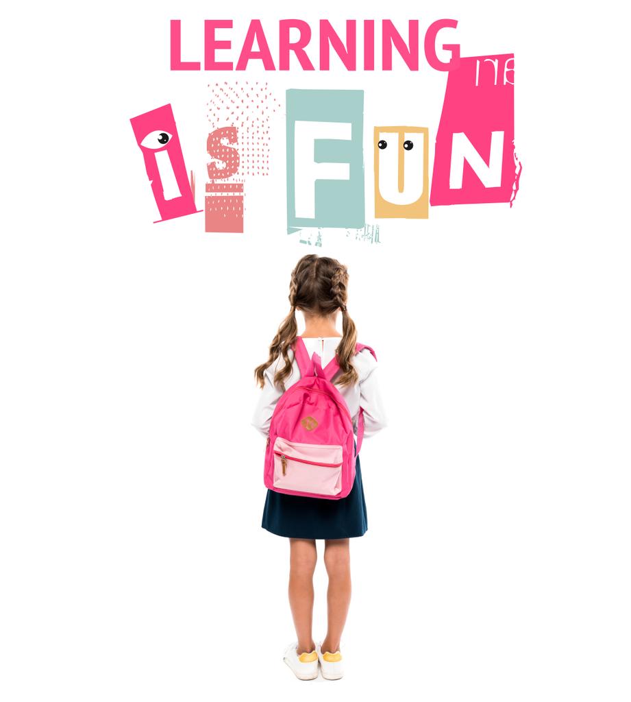 学習の近くにピンクのバックパックで立っている小学生のバックビューは、白に楽しい文字です  - 写真・画像