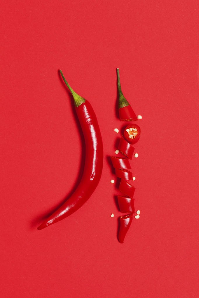 Piros chili paprikával elrendezve, piros színnel - Fotó, kép