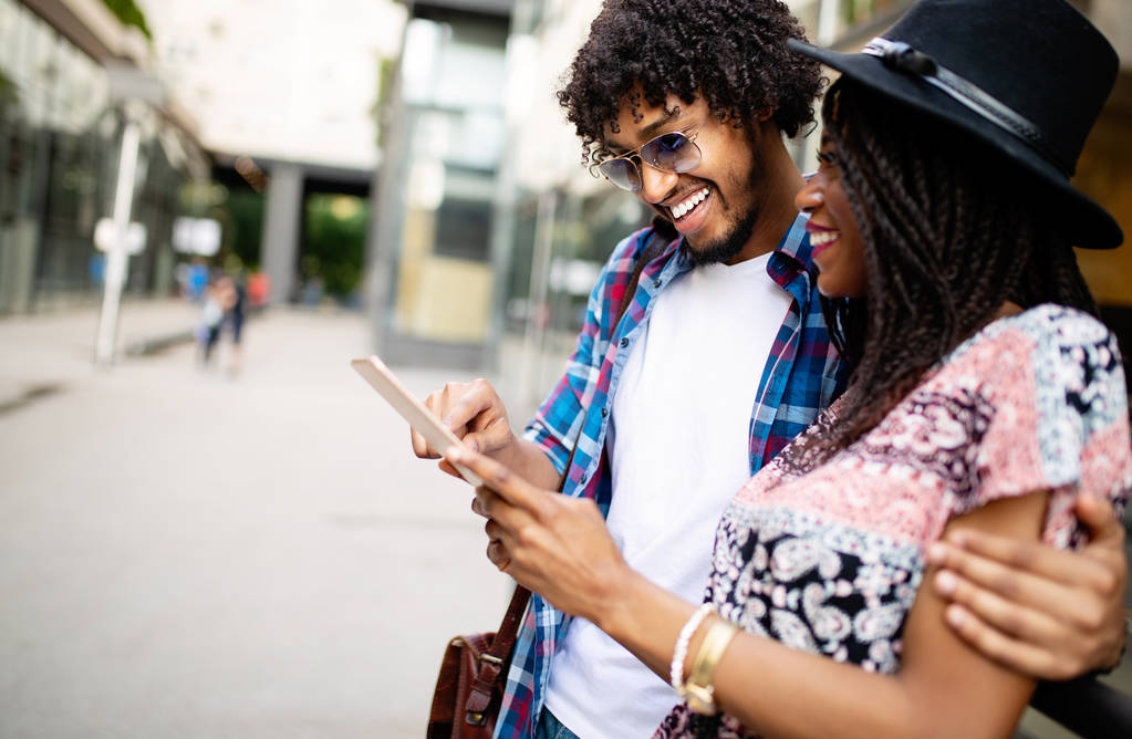 Молода африканська пара купує в Інтернеті з планшетом
 - Фото, зображення