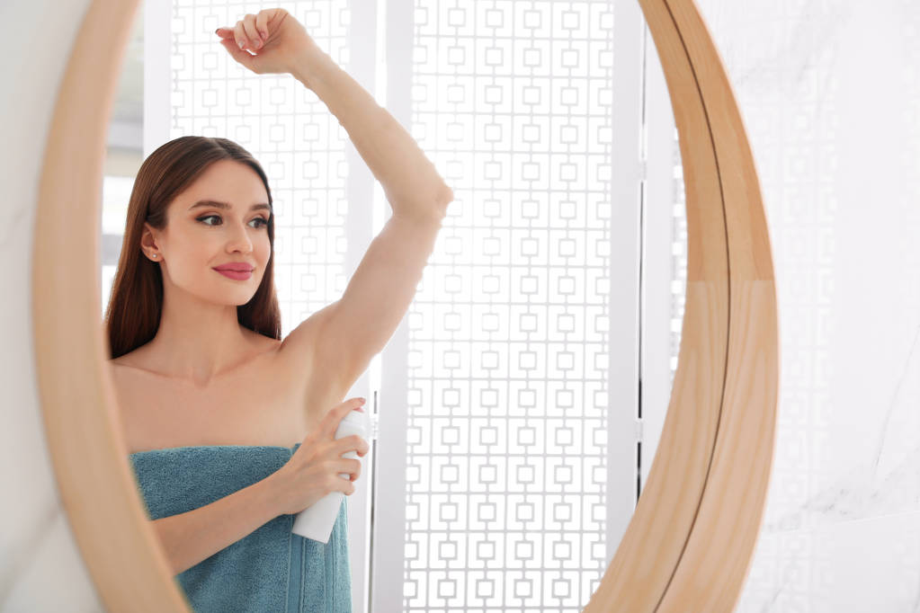 Dezodor alkalmazása után zuhany, fürdőszoba, gyönyörű fiatal nő - Fotó, kép