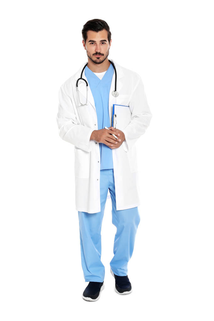 junger Arzt in Uniform mit Stethoskop und Klemmbrett auf weißem Hintergrund. Medizinischer Dienst - Foto, Bild