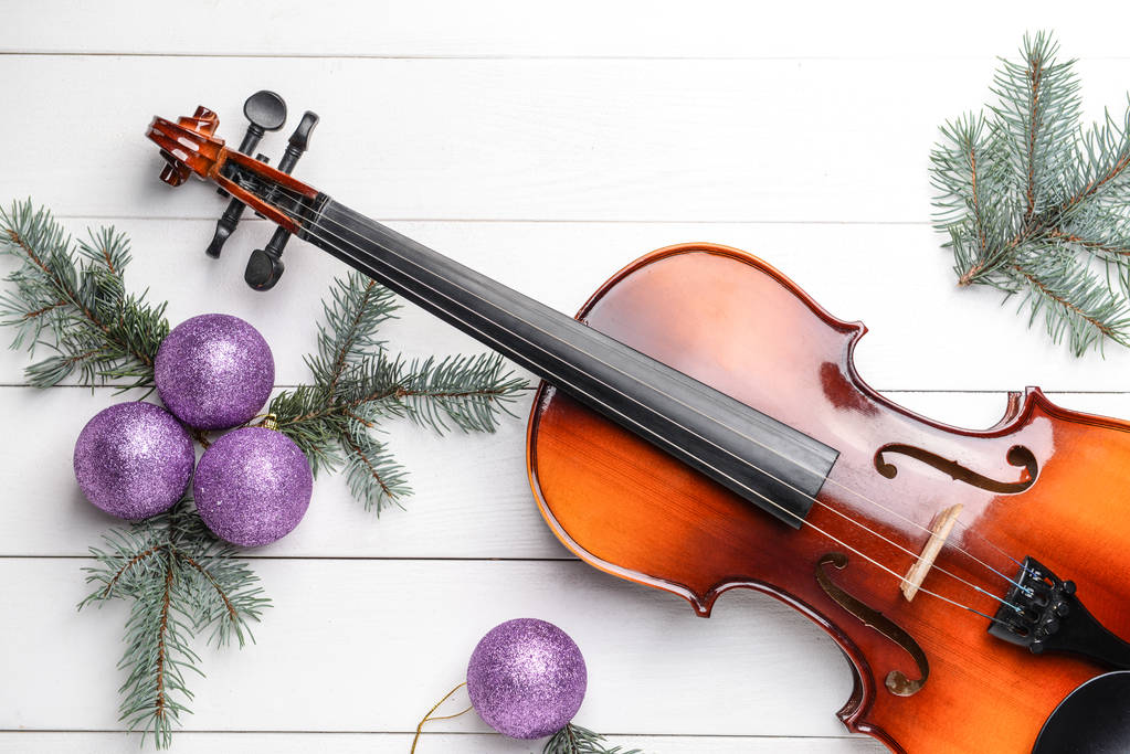 白い木製の背景にバイオリンとクリスマスの装飾 - 写真・画像