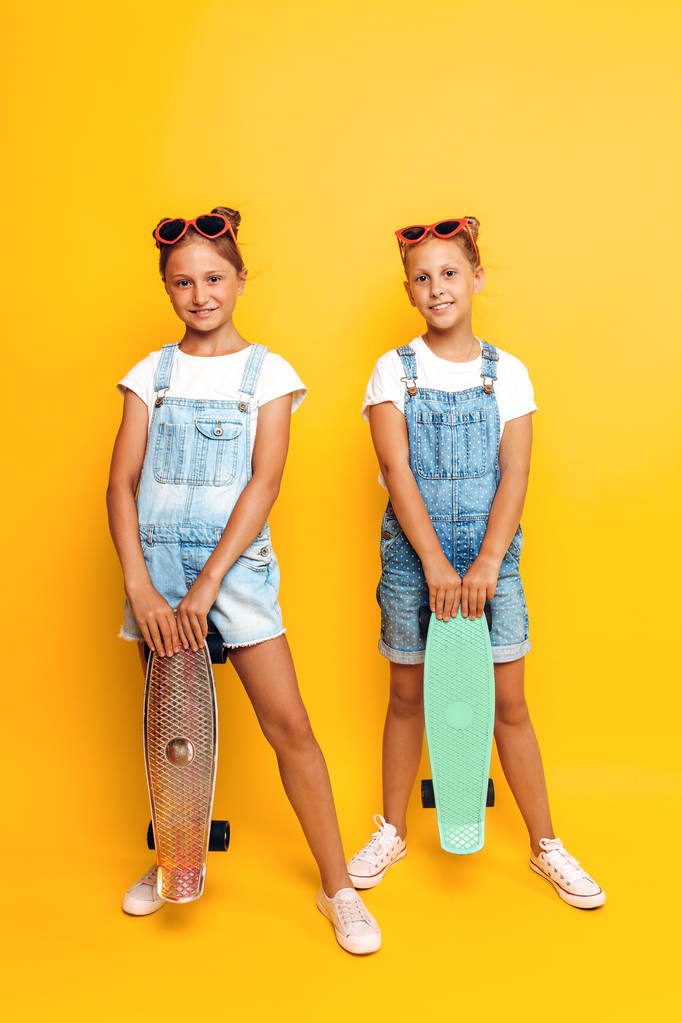 Dva Teenageři, stylové děti, které se na skateboardy pózují - Fotografie, Obrázek
