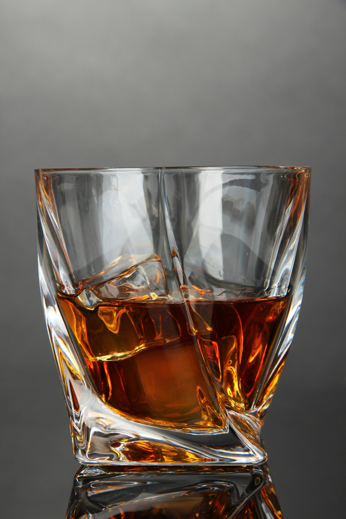 Vaso de whisky, sobre fondo oscuro
 - Foto, Imagen