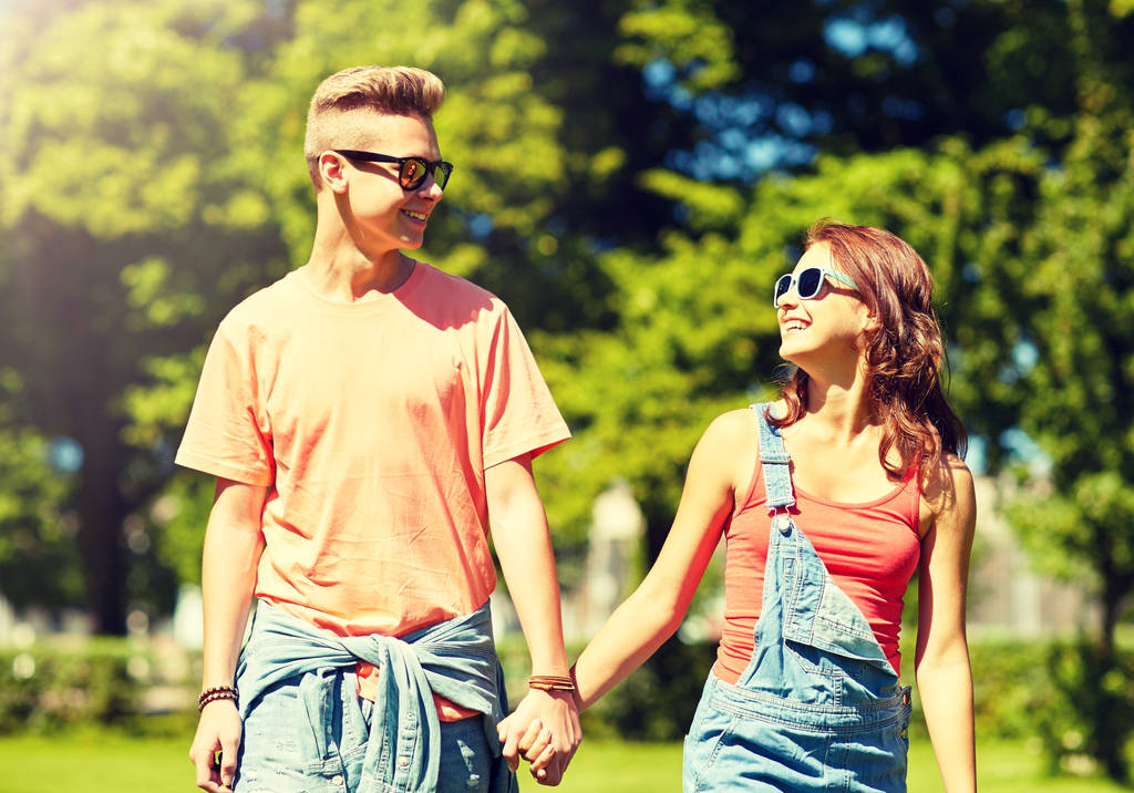 feliz pareja adolescente caminando en el parque de verano
 - Foto, imagen