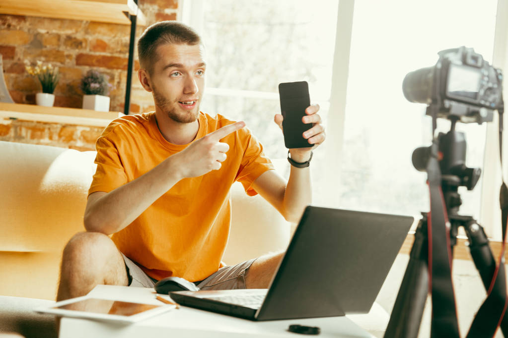 Blogger masculino caucasiano com câmera de gravação de vídeo revisão de gadgets em casa
 - Foto, Imagem