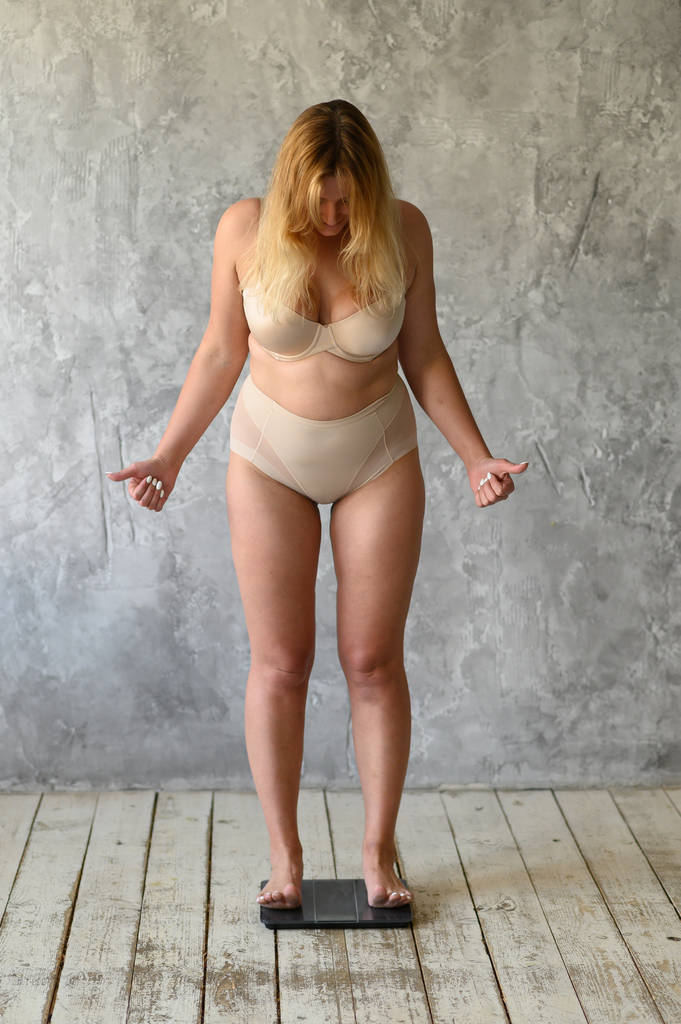 Mujer gorda muy preocupada con su peso. Cuerpo positivo. Tamaño más
 - Foto, imagen
