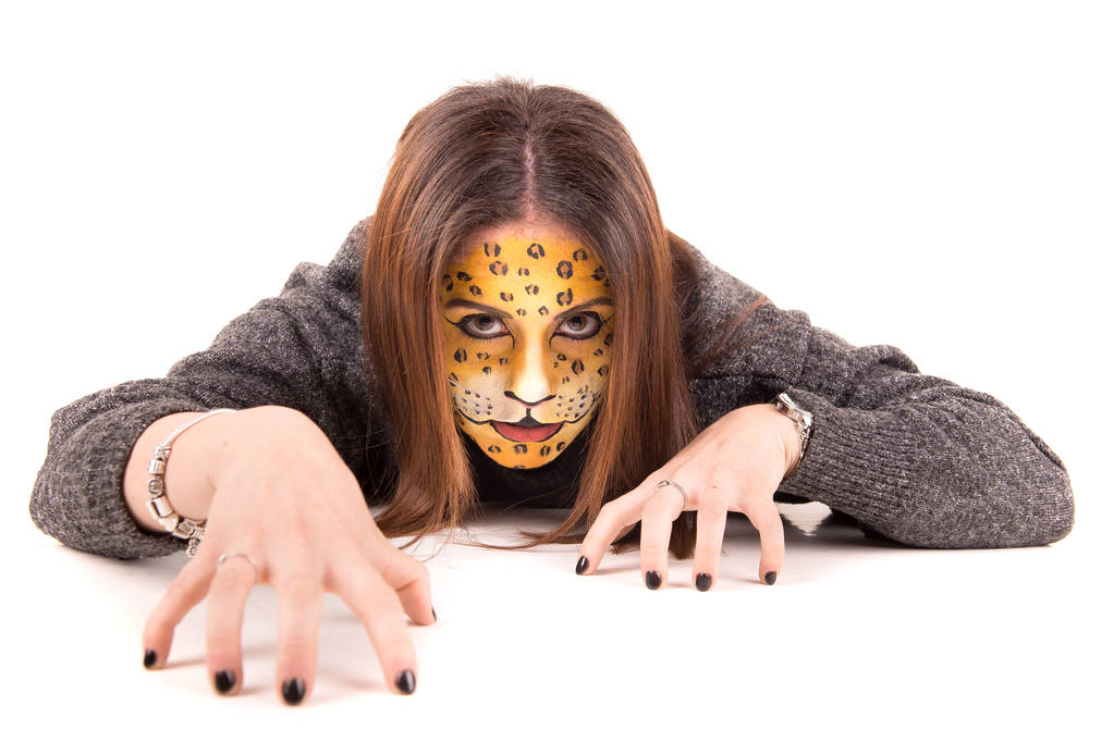 Retrato de jovem com rosto pintado de leopardo sobre fundo branco
  - Foto, Imagem