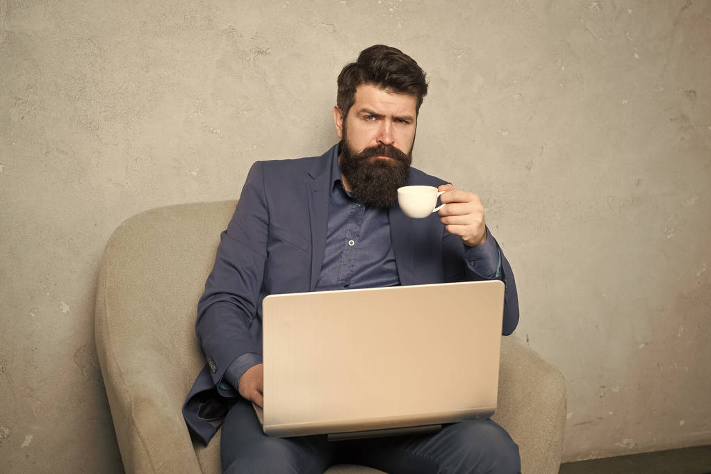 Multitasking-Unternehmen. moderner Geschäftsmann. bärtiger Mann. Reifer Hipster hat Bart. Geschäftsleute arbeiten am Laptop. Mann. Mann trinkt Kaffee im Büro. Antwort auf geschäftliche E-Mails. digitales Marketing - Foto, Bild