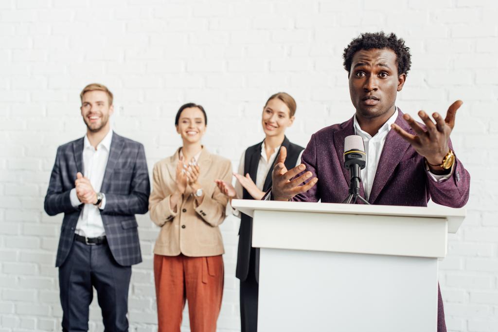 афроамериканець бізнесмен в офіційному носити говорити під час конференції  - Фото, зображення
