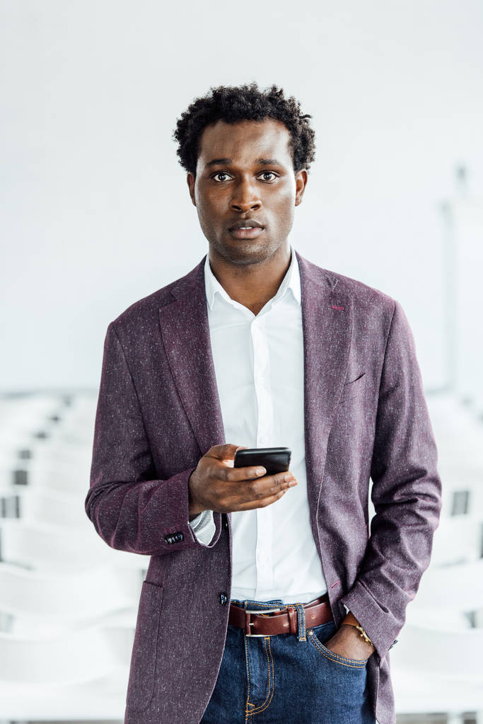 African American biznesmen w posiadanie nosić smartphone w sali konferencyjnej - Zdjęcie, obraz