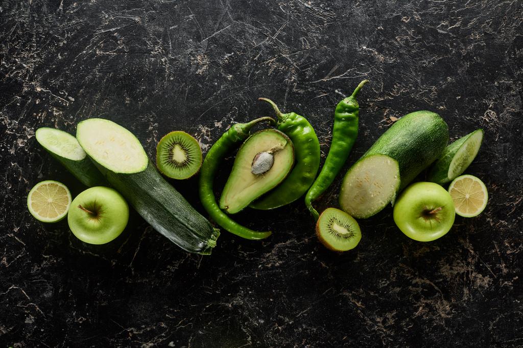 elma, avokado, salatalık, kivi, limon, biber ve kabak üst görünümü - Fotoğraf, Görsel
