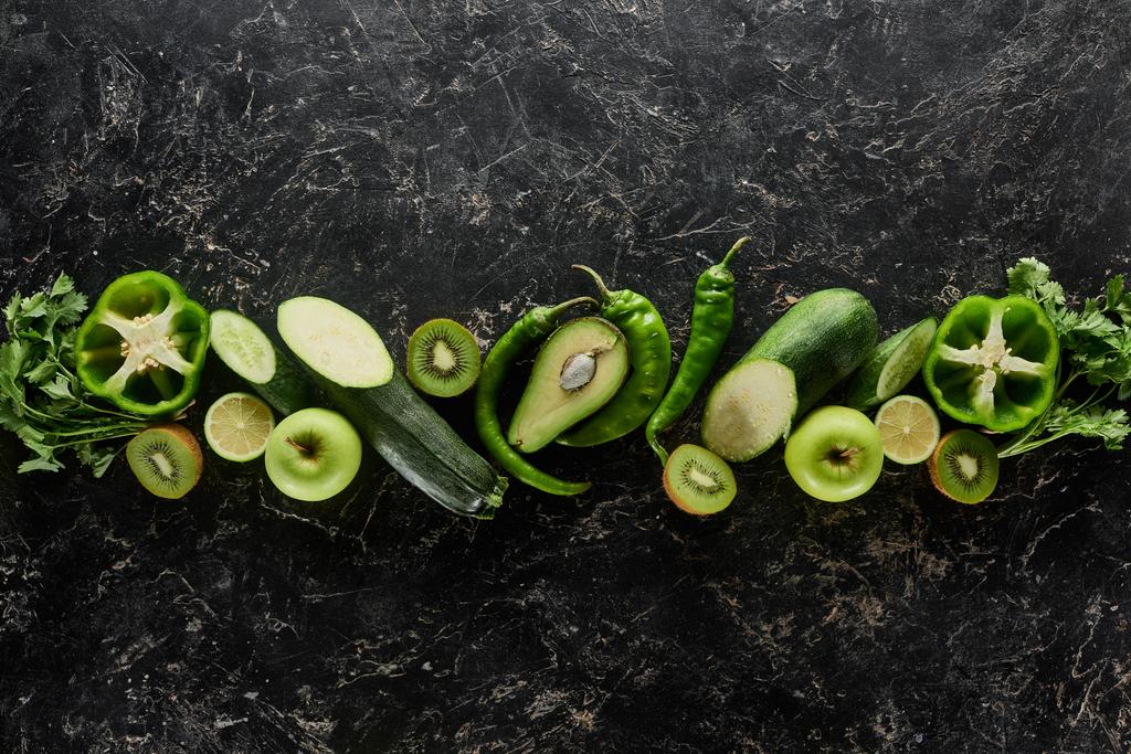 vista dall'alto di mele, avocado, cetrioli, kiwi, lime, peperoni, verde e zucchine
 - Foto, immagini