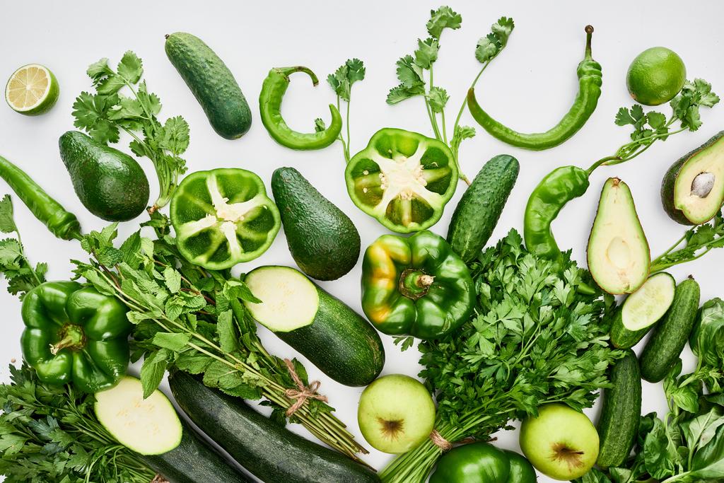 Draufsicht auf Äpfel, Avocados, Gurken, Limetten, Paprika, Grün und Zucchini - Foto, Bild