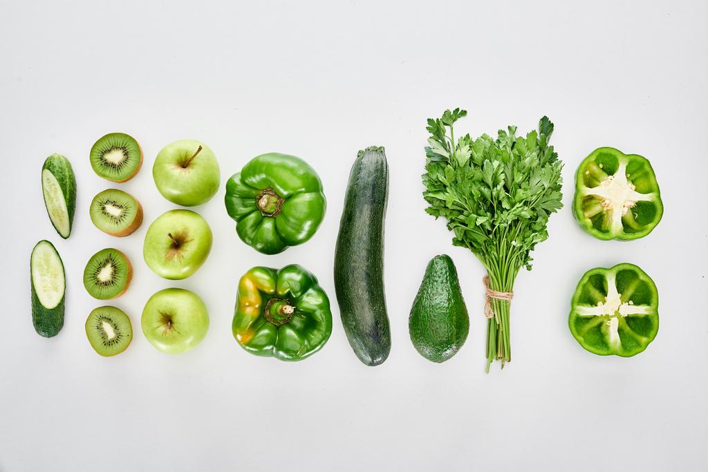 pohled na jablka, avokáda, okurky, papriky, kiwi, zelenáči a cuketa - Fotografie, Obrázek