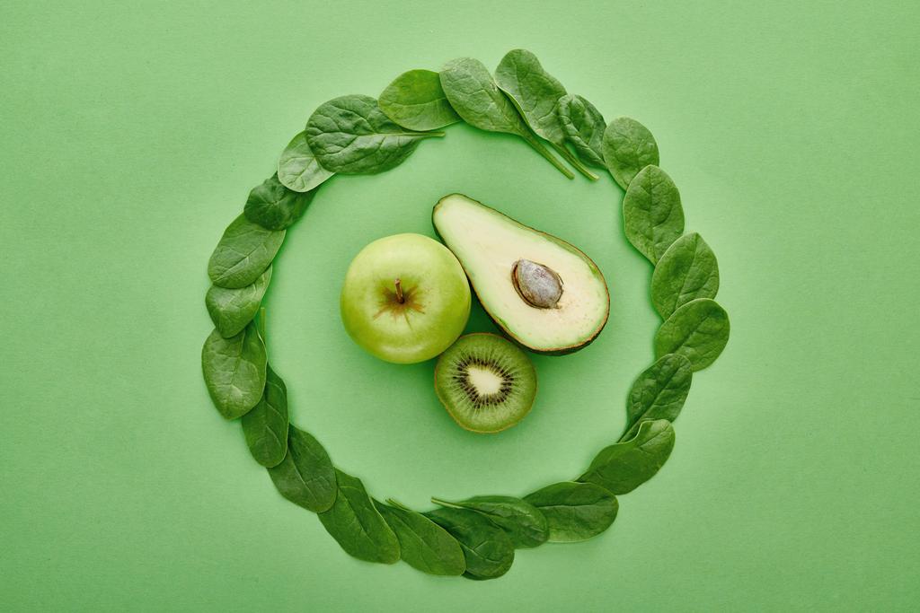 vista superior de maçã fresca e verde, abacate, kiwi e vegetação
 - Foto, Imagem