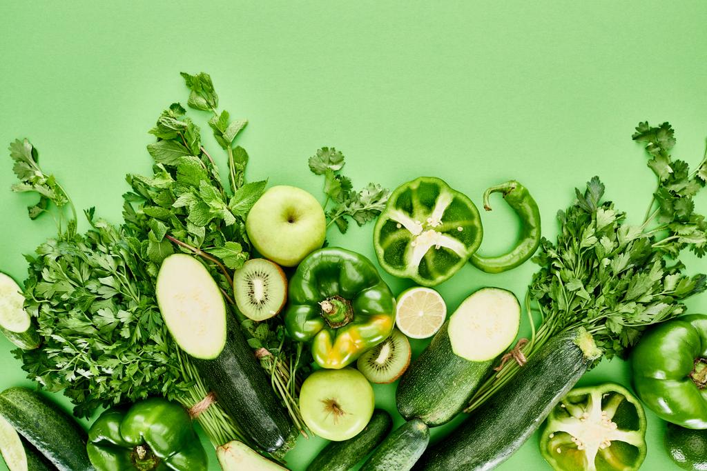 Blick von oben auf Äpfel, Gurken, Limetten, Paprika, Kiwi und Zucchini - Foto, Bild