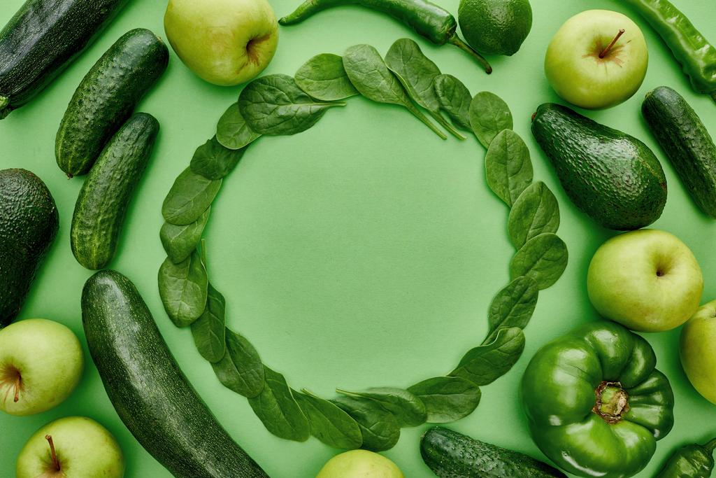 pohled na jablka, avokáda, okurky, vápno, papriky, zelenáči a cuketa - Fotografie, Obrázek