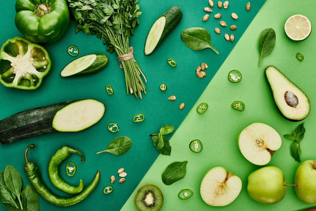 elma, avokado, salatalık, kireç, biber, kivi, yeşillik, kabak çekirdeği ve kabak üst görünümü - Fotoğraf, Görsel