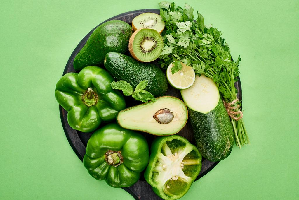 вид зверху на авокадо, перець, ківі, лайм, кабачки та зелень на піцерії
  - Фото, зображення