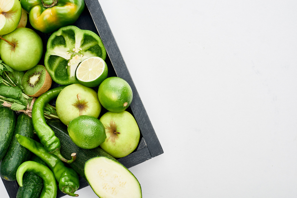 vue du dessus des pommes, citrons verts, poivrons, kiwis, concombres et courgettes en boîte en bois
  - Photo, image