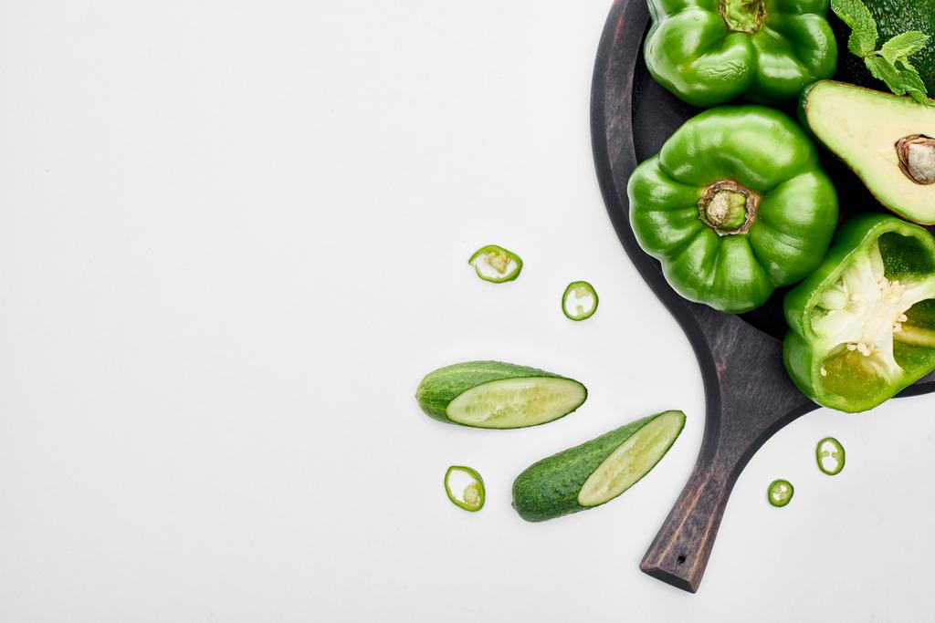 vista dall'alto di avocado, peperoni, cetrioli e verde sulla padella della per pizza
  - Foto, immagini