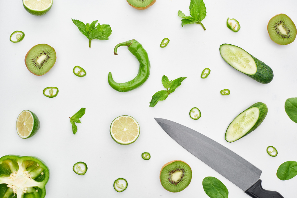  вид сверху на нож, свежие огурцы, киви, лаймы, перец и зелень
  - Фото, изображение