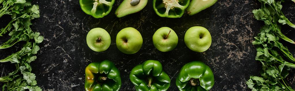 tiro panorâmico de maçãs frescas, pimentas, abacates e vegetação
  - Foto, Imagem