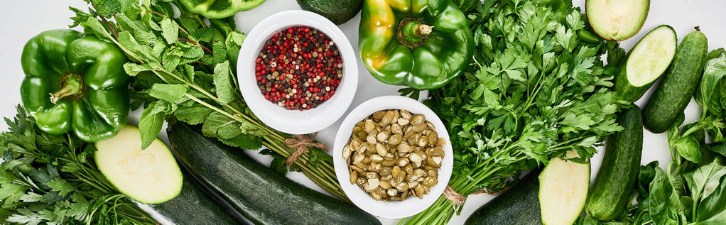 panoramatický záběr dýňová semena, koření, papriky, Zelenivky, okurky a cuketa  - Fotografie, Obrázek